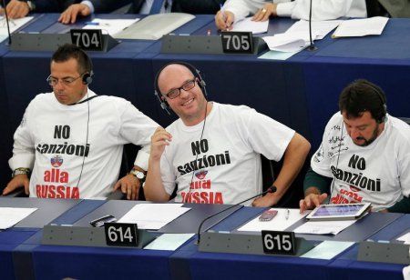 Итальянские евродепутаты пришли на заседание в футболках с пророссийскими надписями