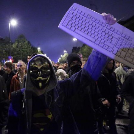 Десятки тысяч венгров вышли на улицы, чтобы защитить свободный интернет