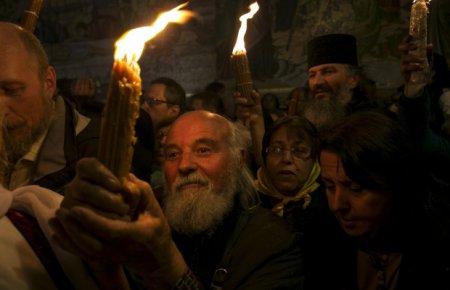 Фото: В Иерусалиме сошел благодатный огонь