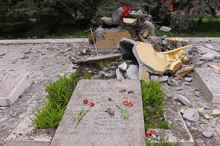 Украинские каратели обстреливают Донбасс, разрушая школы и памятники героям Великой Отечественной войны