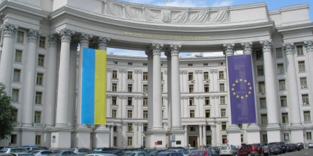 МИД требует от России направлять гумконвои через контролируемые Украиной пропускные пункты