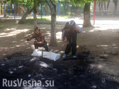 Фотофакт — ужгородские цыгане тащут на металлолом сожженный сегодня ночью автомобиль прокурора