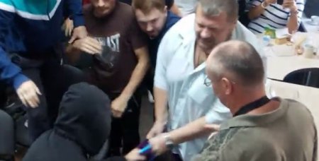 Видео: Члены Радикальной партии в Чернигове избили Алексея Дурнева