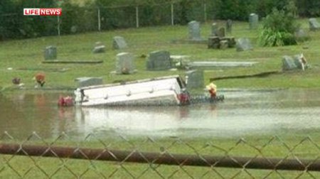 На кладбищах залитой дождями Южной Каролины начали всплывать гробы