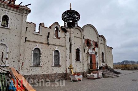 В поврежденном обстрелами Свято-Иверском монастыре рядом с Донецким аэропортом прошла пасхальная литургия (ФОТО)