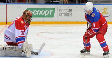 Путин забросил шайбу в хоккейном матче