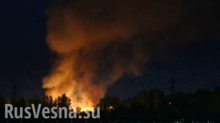 ВСУ обстреливают из тяжелых орудий Макеевку, горит дом, ранена женщина