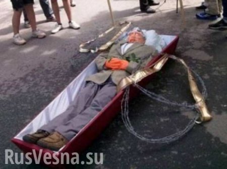 Укроп головного мозга: в Харькове нацисты «похоронили» Путина (ФОТО, ВИДЕО)