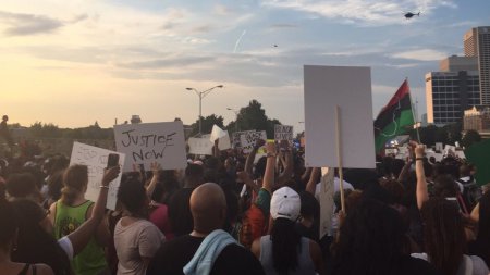 В Атланте тысячи протестующих против полицейского произвола заблокировали шоссе