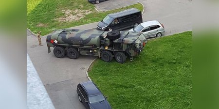 Американский военный бензовоз заблудился во дворах Риги