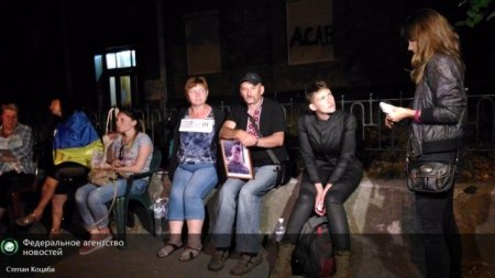 Савченко голодает ночью возле администрации Порошенко и ругает Шария