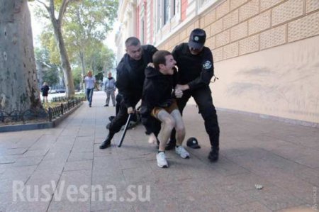 Полиция Одессы нежно задержала противников гей-парада (ФОТО)