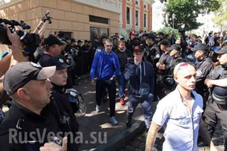 Полиция Одессы нежно задержала противников гей-парада (ФОТО)