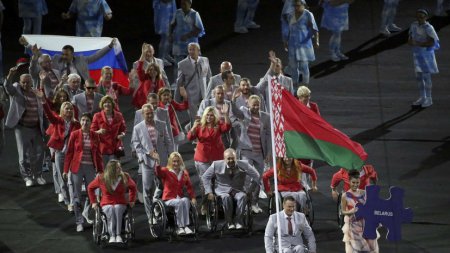 Белорусские спортсмены на открытии Паралимпиады в Рио пронесли российский флаг