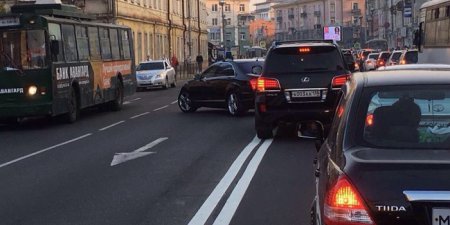 Полиция проверит видео с пересекающим "двойную сплошную" кортежем иркутского губернатора