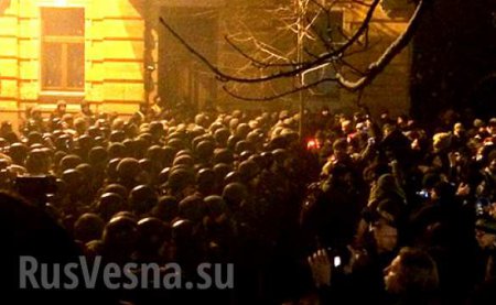 В Киеве нацисты идут к Порошенко (ФОТО, ВИДЕО)