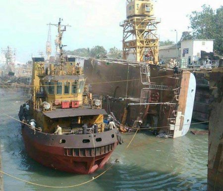 Индийский фрегат Betwa перевернулся при попытке вывести из сухого дока - Военный Обозреватель