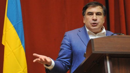 Саакашвили обиделся на СМИ за свое фото "в кустах" на инаугурации Трампа