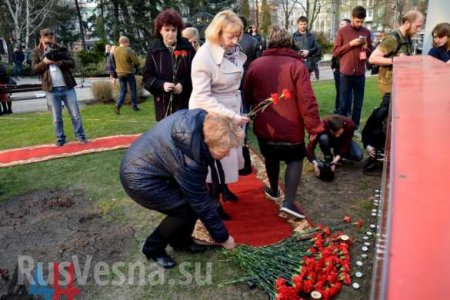 Мы с тобой, Россия: Жители ДНР провели траурный митинг в память жертв теракта в петербургском метро (ФОТО)