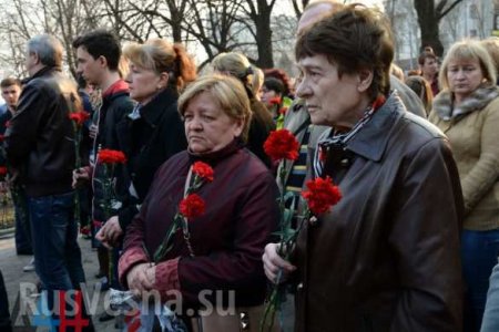 Мы с тобой, Россия: Жители ДНР провели траурный митинг в память жертв теракта в петербургском метро (ФОТО)