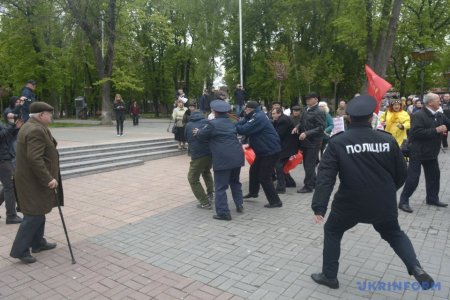 На Украине националисты напали на пенсионеров во время первомайского митинга