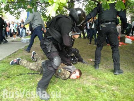 Уволим и посадим: власти угрожают полицейским Днепропетровска после жесткого разгона бандеровцев