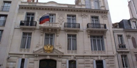 Франция прекратила охранять российское посольство