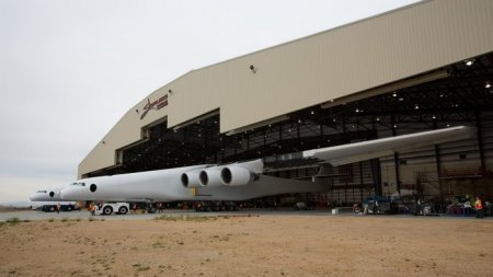 В США произведена выкатка самого большого самолета в мире - Военный Обозреватель