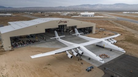 В США произведена выкатка самого большого самолета в мире - Военный Обозреватель
