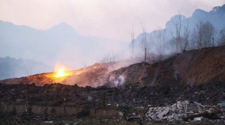 «Распространение пламени предотвращено»: пожарные тушат склад боеприпасов на севере Азербайджана