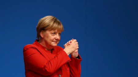 Меркель не намерена снимать санкции с России