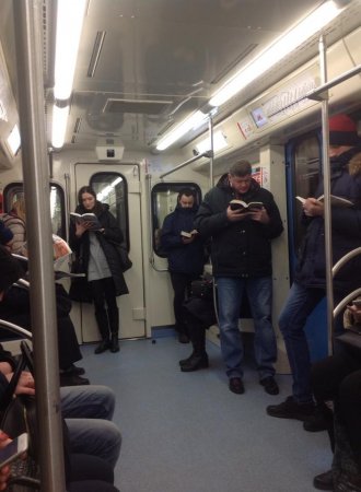 Иностранцев в Facebook поразило фото читающих в метро москвичей