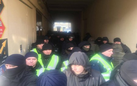 Активисты штурмуют здание суда, где проходит суд над Саакашвили