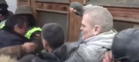 Появилось видео столкновений у входа в Октябрьский дворец