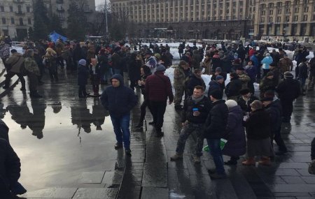 На Майдане собралось около 300 сторонников Порошенко