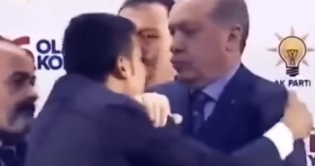 В Турции мужчину задержали за попытку обнять Эрдогана