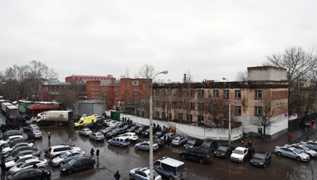 На фабрике "Меньшевик" в Москве захватили заложников, один человек погиб