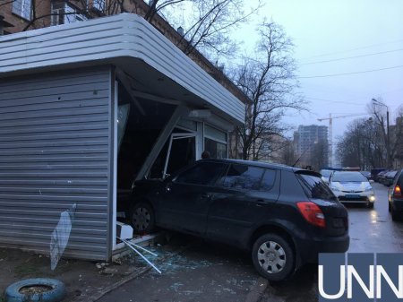 В Киеве авто въехало в киоск, пострадал ребенок