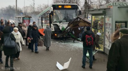 СРОЧНО: Автобус въехал на остановку в Москве, есть жертвы (ФОТО, ВИДЕО)