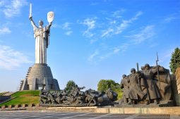 Зачем на Украине уничтожают советское