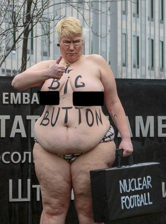 «Против красных кнопок и ядерных фаллосов». Голая активистка Femen затроллила Трампа под посольством США в Украине (фото 18+)