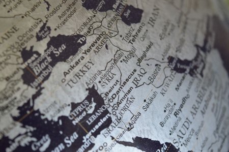 Благими намерениями: Запад создает видимость политической деятельности на Ближнем Востоке