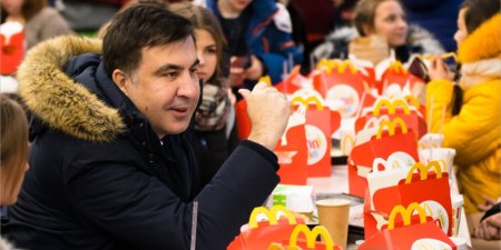 Саакашвили пригласил школьников в McDonalds