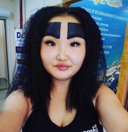 «Девушка с бровями» из Якутии опозорилась в Instagram