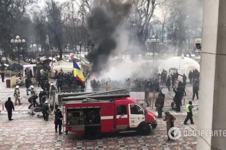 Под Радой сожгли флаг России, произошли столкновения с силовиками