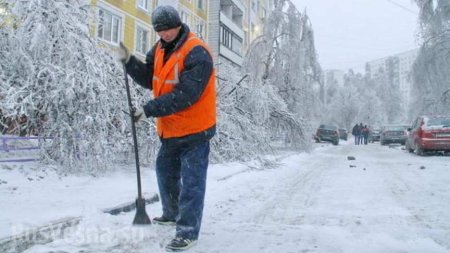 В Днепропетровске коммунальщики изобрели новый способ посыпки тротуаров (ВИДЕО)