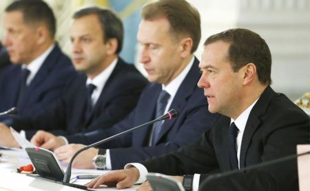Медведев, Шувалов, Дворкович: Уходящие натуры правительства