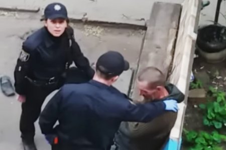 Появилось видео, как патрульные полицейские издевались над мужчиной в украинском городе Сумы