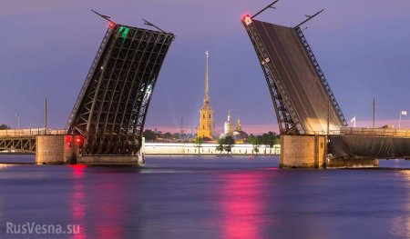 Канатоходец прошел через разведенный Дворцовый мост в Петербурге (ВИДЕО)