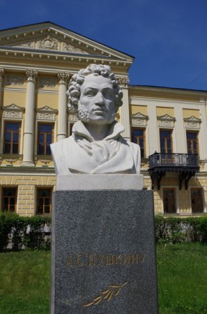 28 мая 1900 года в Москве открылась бесплатная библиотека-читальня, основанная в 1899 году к столетию Александра Сергеевича Пушкина